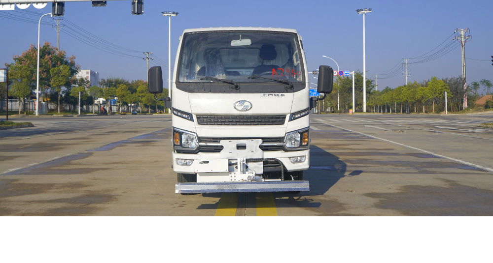 上汽跃进纯电路面清洗车图1