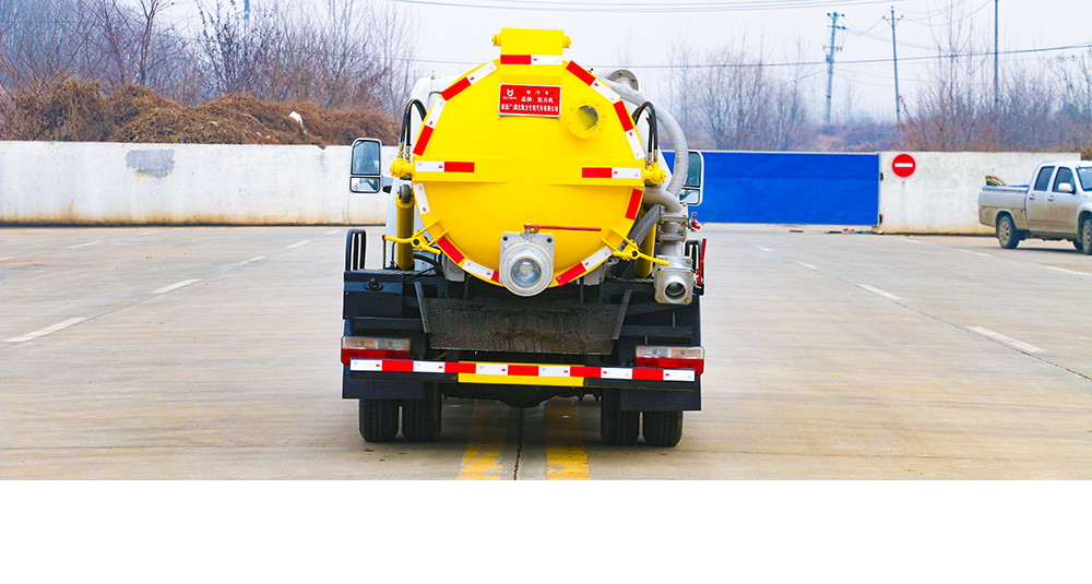 东风途逸吸污车图8