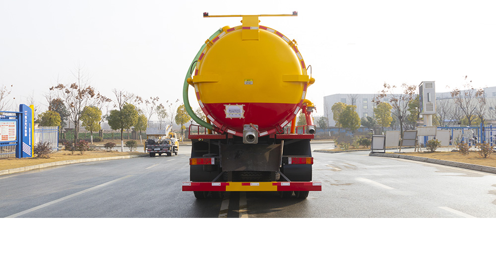 东风天龙后八轮吸污车图8