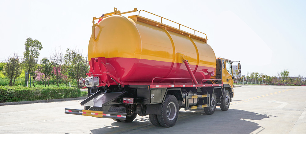 福田小三轴吸污车图5