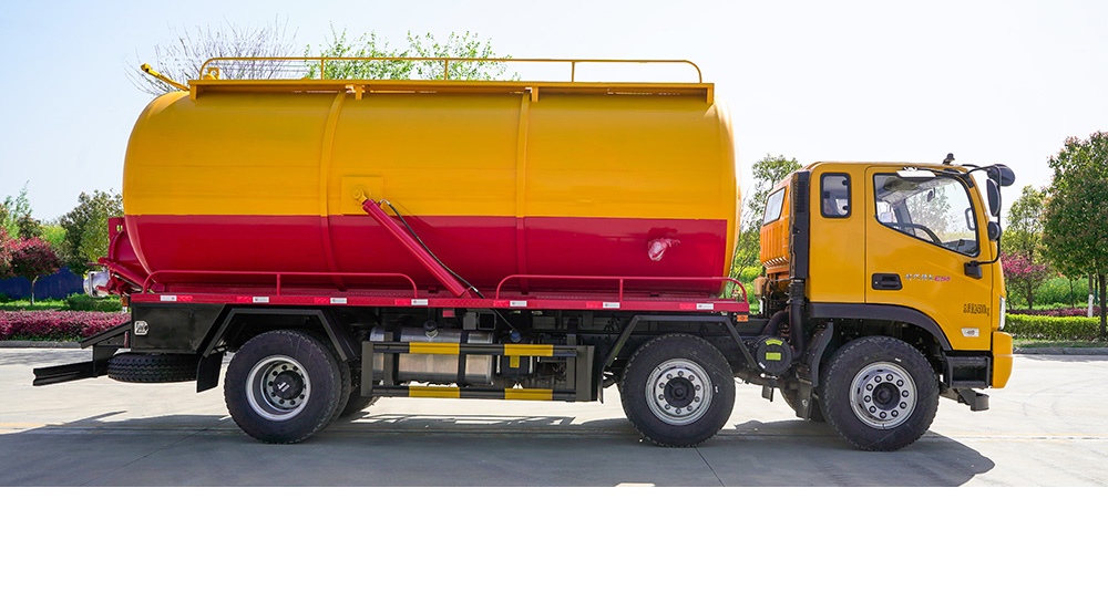 福田小三轴吸污车图3