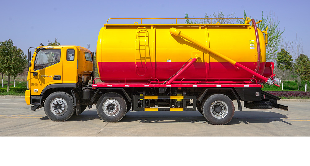 福田小三轴吸污车图4